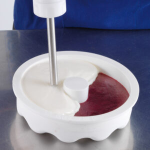 Máquina Carpigiani Mister Art, ideal para helados artesanales y postres creativos, destacando su funcionalidad y diseño elegante en un entorno profesional.