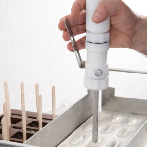 Máquina Carpigiani Mister Art, ideal para helados artesanales y postres creativos, destacando su funcionalidad y diseño elegante en un entorno profesional.