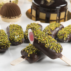 Máquina Carpigiani Mister Art, ideal para helados artesanales y postres creativos, destacando su funcionalidad y diseño elegante en un entorno profesional.