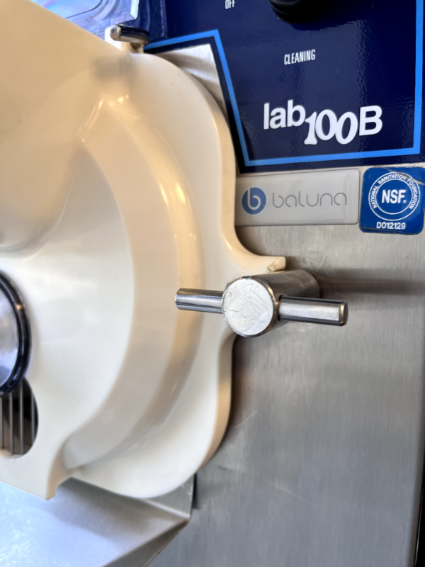El Carpigiani LB 100 B es un congelador de mostrador diseñado específicamente para la producción de helados, gelatos y sorbetes.