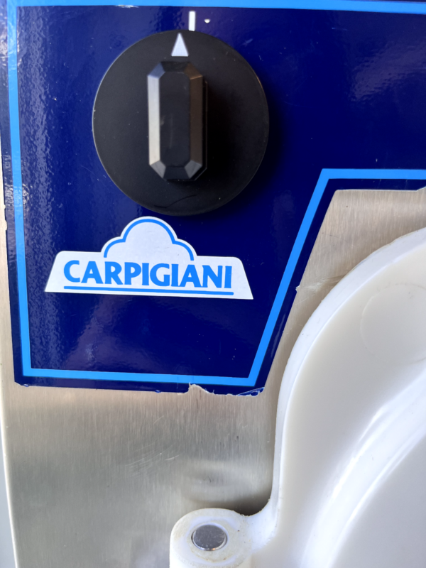 El Carpigiani LB 100 B es un congelador de mostrador diseñado específicamente para la producción de helados, gelatos y sorbetes.