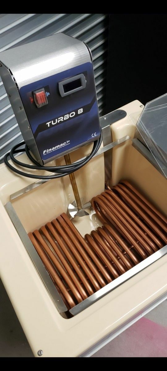 Descubre la Finamac Turbo 8, la máquina reacondicionada ideal para la producción eficiente de paletas y helados, perfecta para tu negocio.