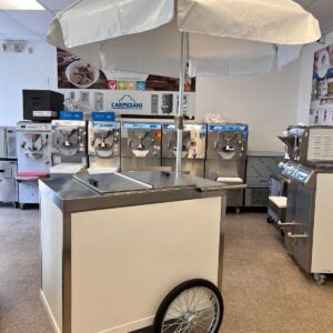 El Ice Cream Push Cart 515 - movilidad y frescura para tu helado, con refrigeración autónoma por 10-12 horas. Perfecto para días de 90°F.