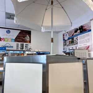 El Ice Cream Push Cart 515 - movilidad y frescura para tu helado, con refrigeración autónoma por 10-12 horas. Perfecto para días de 90°F.