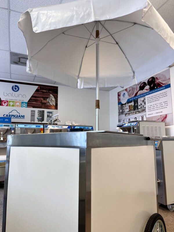 El Ice Cream Push Cart 515 - movilidad y frescura para tu helado, con refrigeración autónoma por 10-12 horas. Perfecto para días de 90°F.