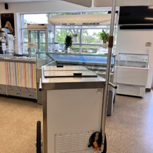 El Ice Cream Push Cart 515 - movilidad y frescura para tu helado, con refrigeración autónoma por 10-12 horas. Perfecto para días de 90°F.