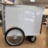 El Ice Cream Push Cart 515 - movilidad y frescura para tu helado, con refrigeración autónoma por 10-12 horas. Perfecto para días de 90°F.