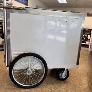 El Ice Cream Push Cart 515 - movilidad y frescura para tu helado, con refrigeración autónoma por 10-12 horas. Perfecto para días de 90°F.